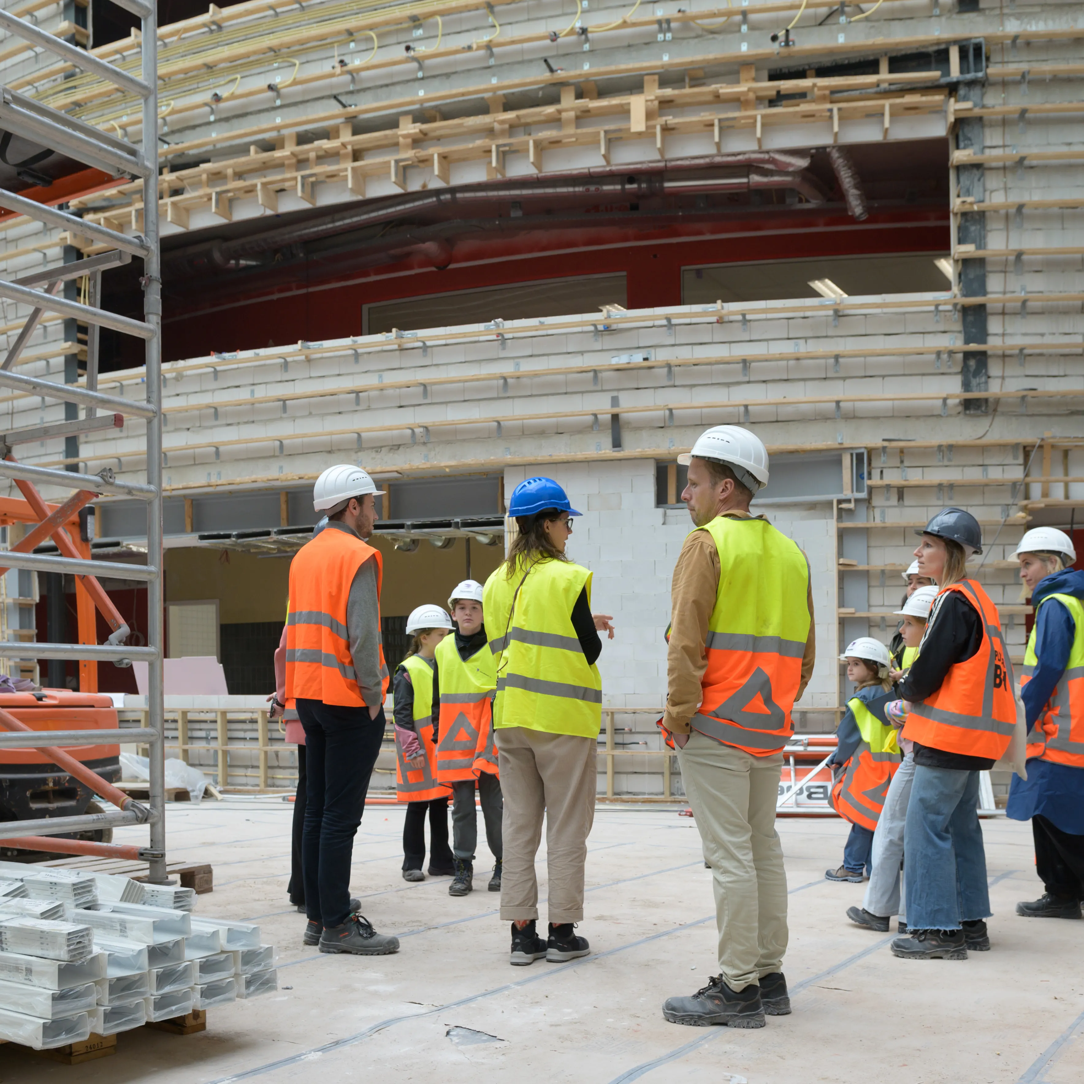 kinderen en hun ouders op de bouwplaats op nr 74
