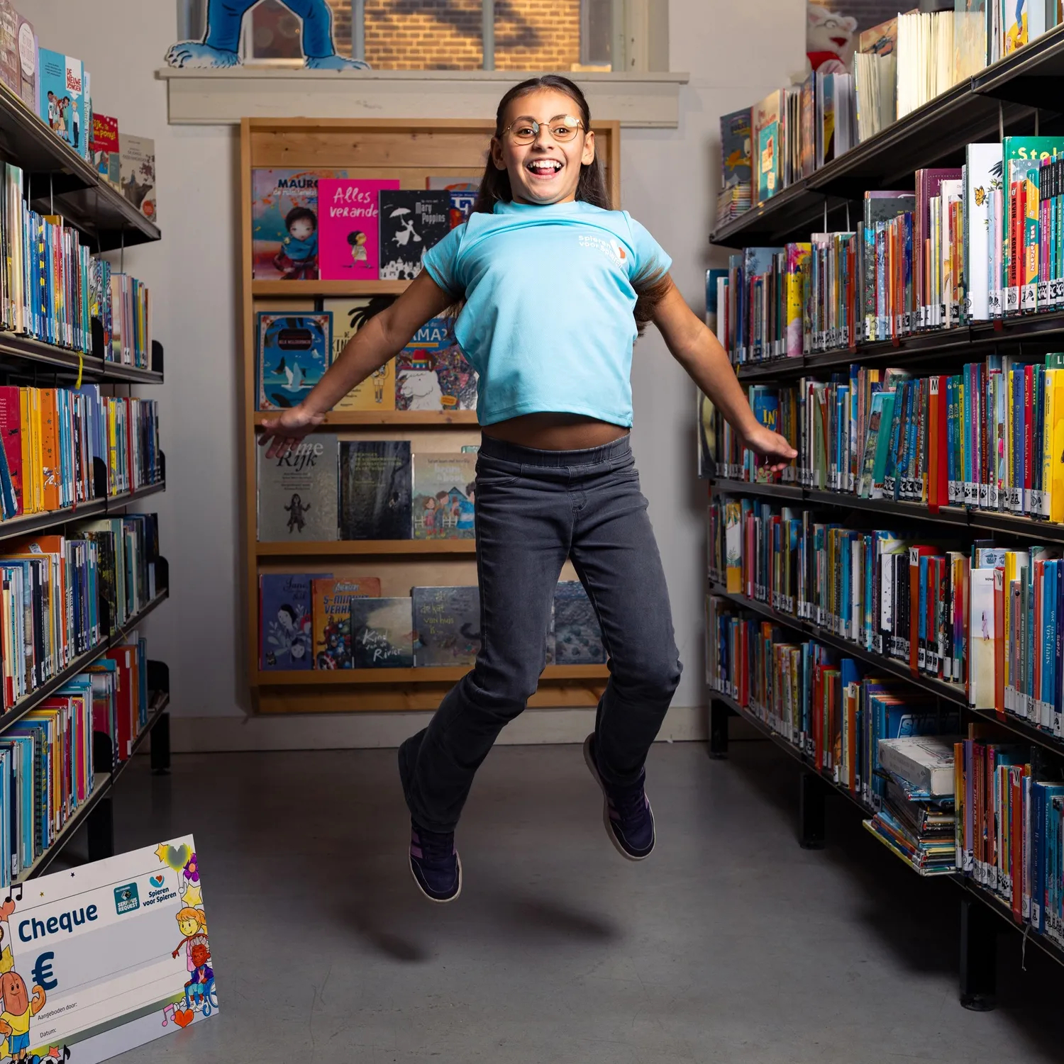 Meisje springt tussen boekenkasten