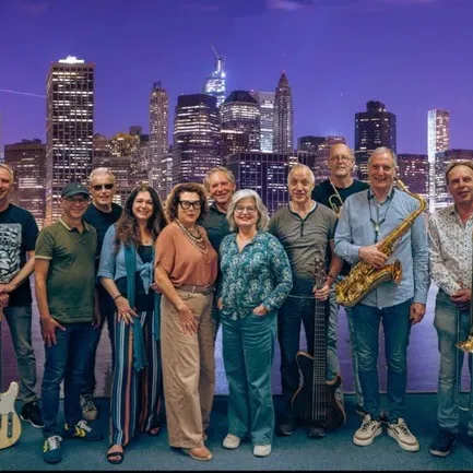 Bandleden Steely Again poseren