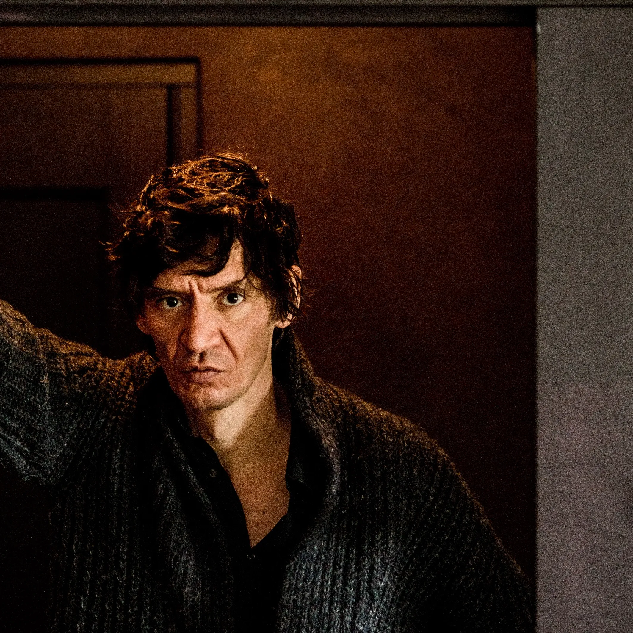 portretfoto man met donker haar