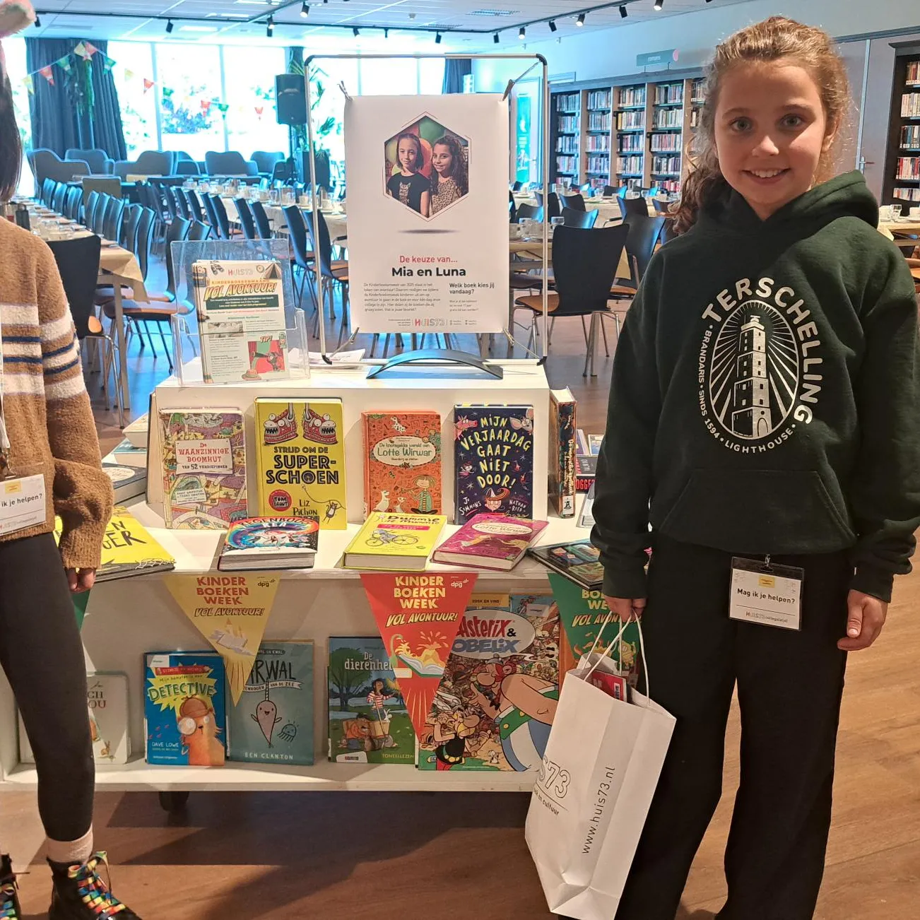 kinderen poseren bij hun thematafel