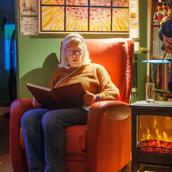vrouw leest boek voor