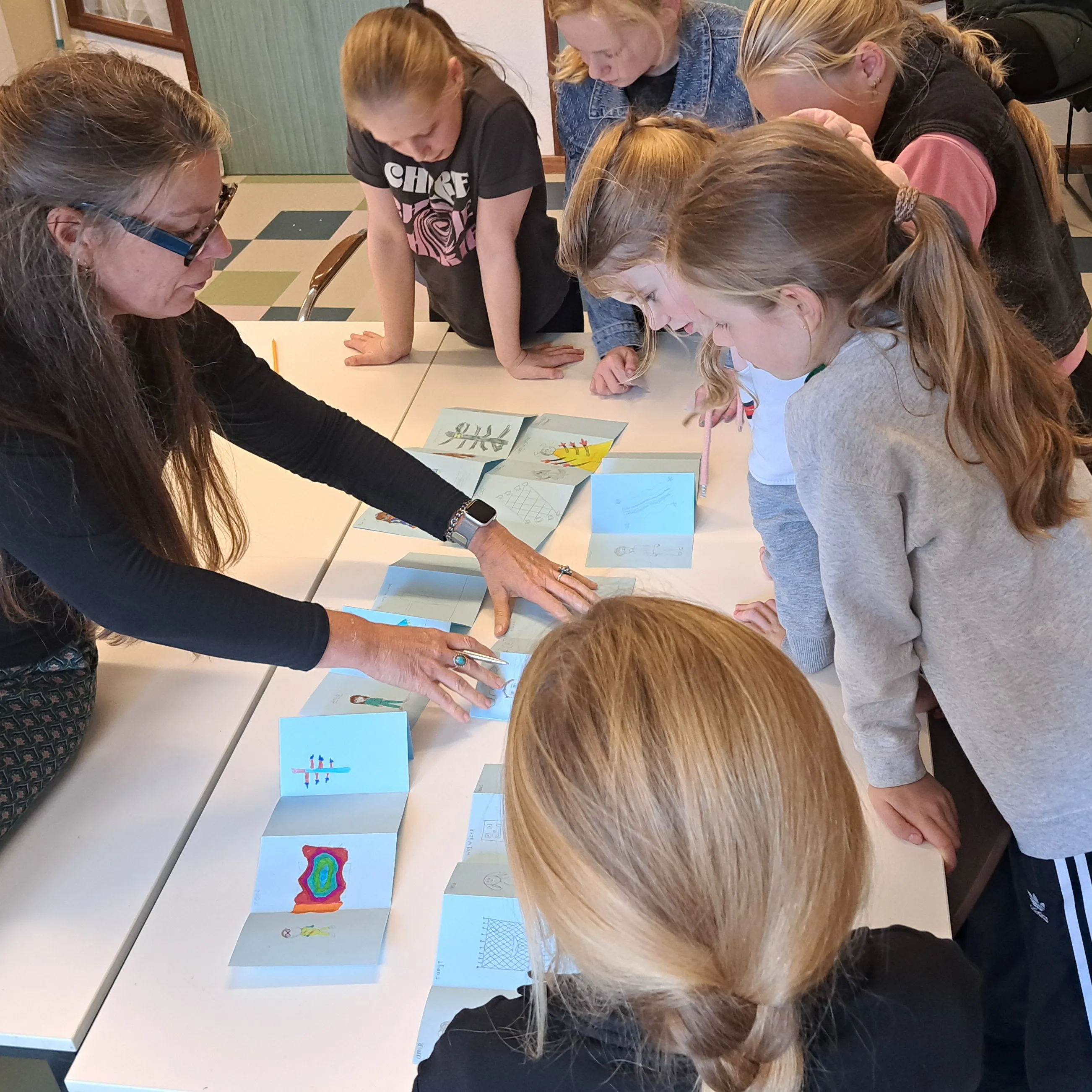 illustrator geeft uitleg aan kinderen 
