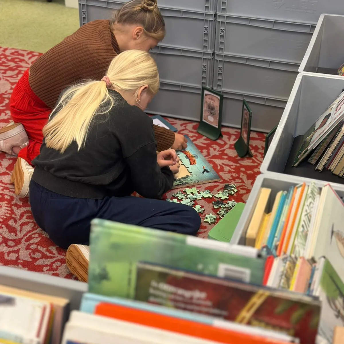 meisjes doen opdracht op de grond