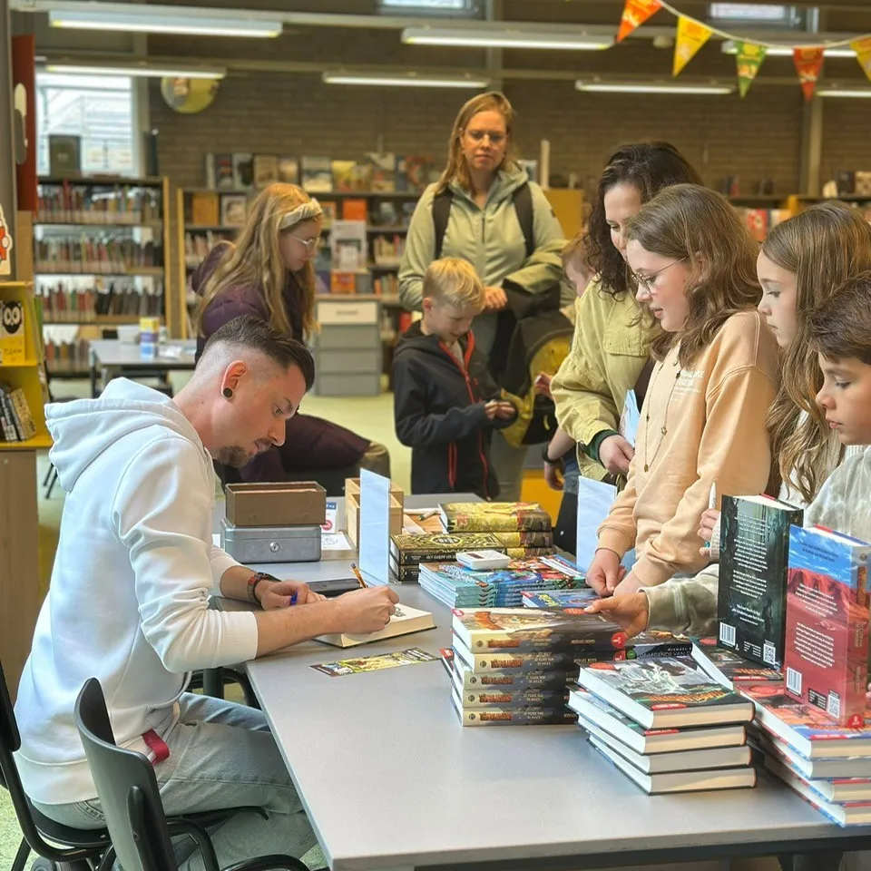 schrijver signeert boeken