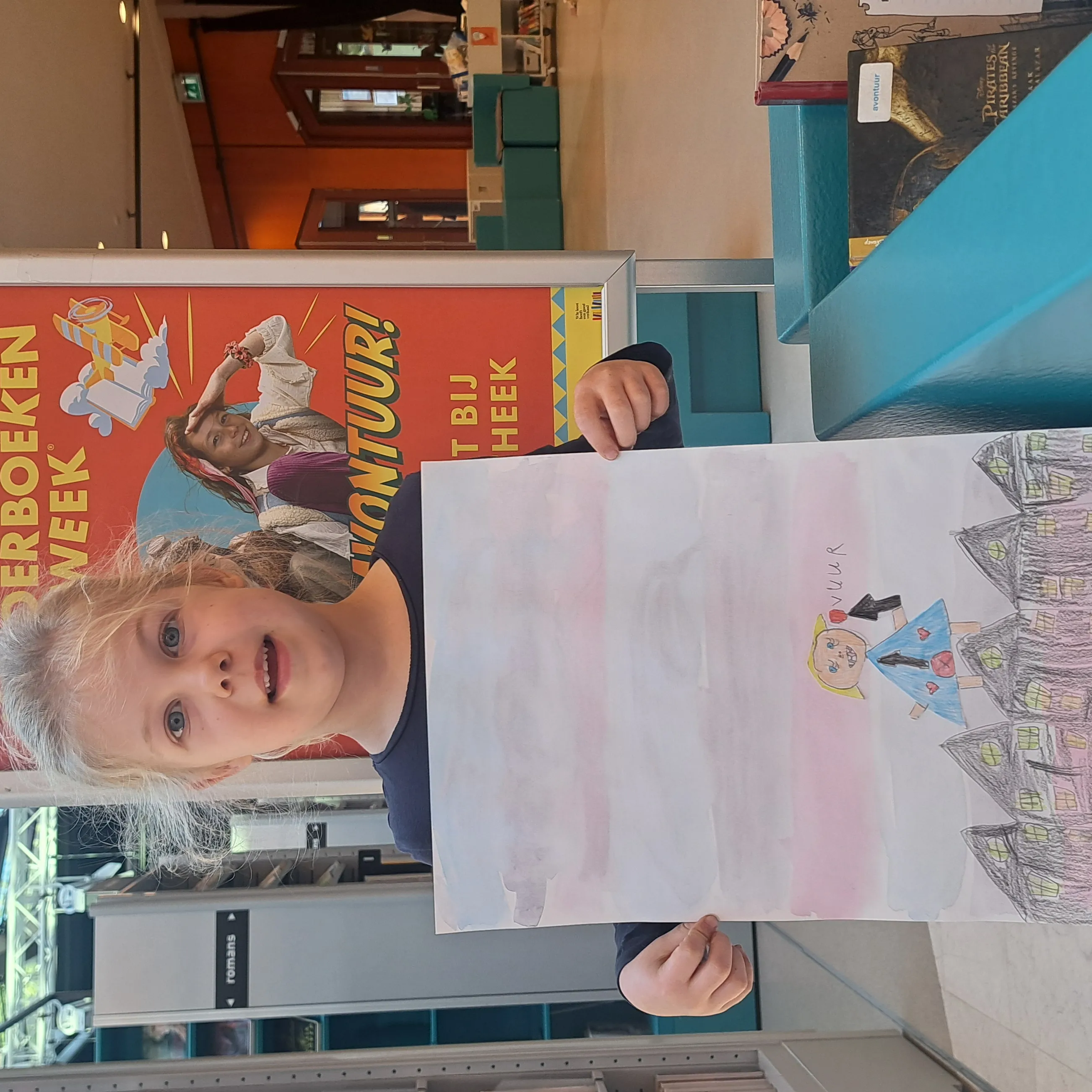 kind laat zelf gemaakte tekening zien 