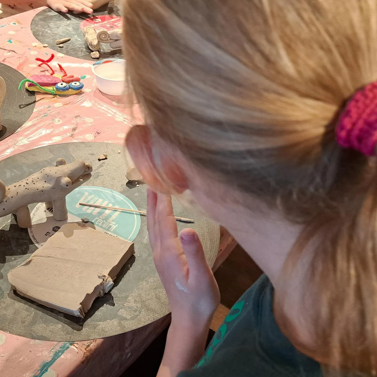 kind maak figuur van klei