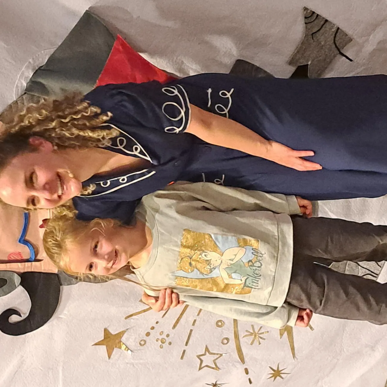 kind poseert met acteur uit verhaal 