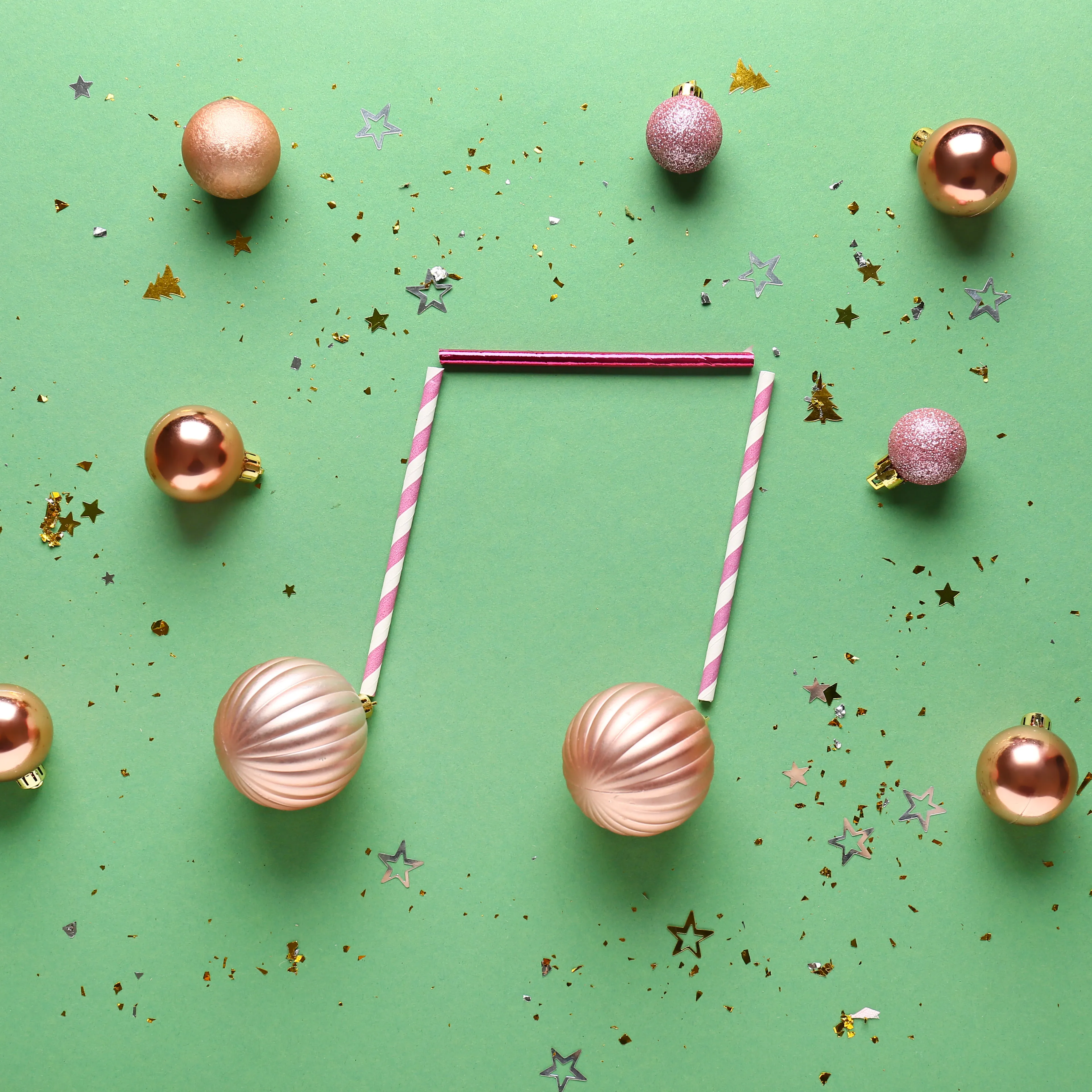 Groene achtergrond met kerstballen in vorm van muzieknoot