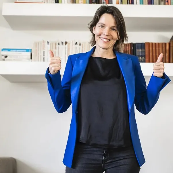 vrouw in blauwe blazer