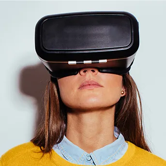 vrouw met vr-bril op