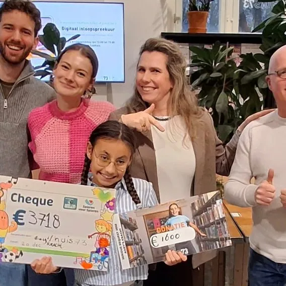 Meisje toont opbrengst actie