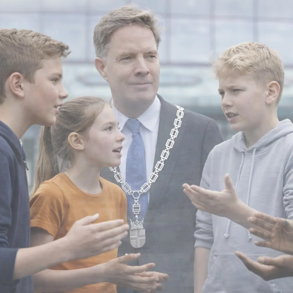 kinderen in debat met burgemeester op achtergrond