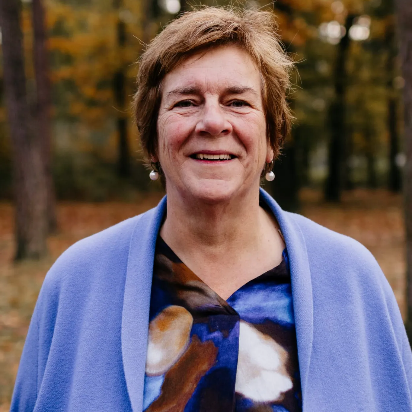 vrouw met blauw vest