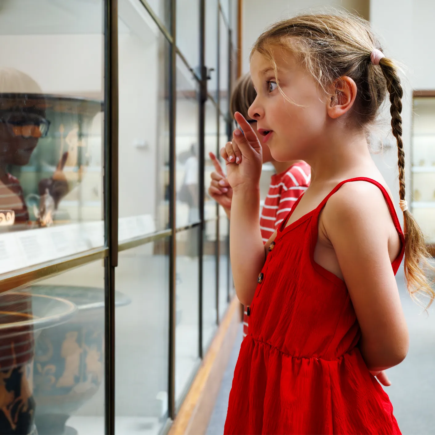 Kind bij vitrine Romeinse vondsten