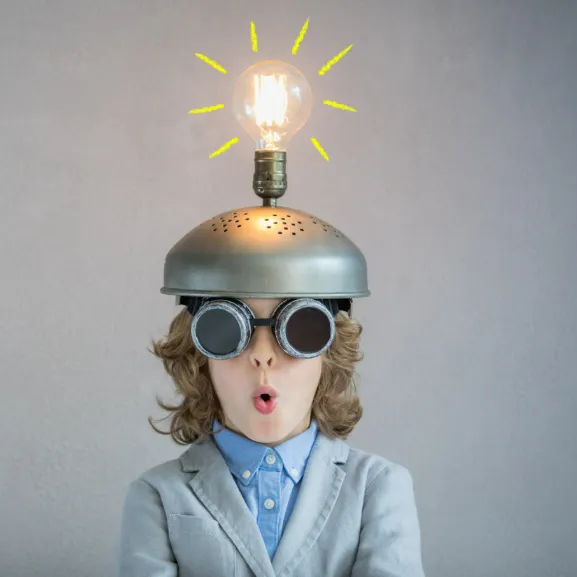 Slim kind met lamp op hoofd