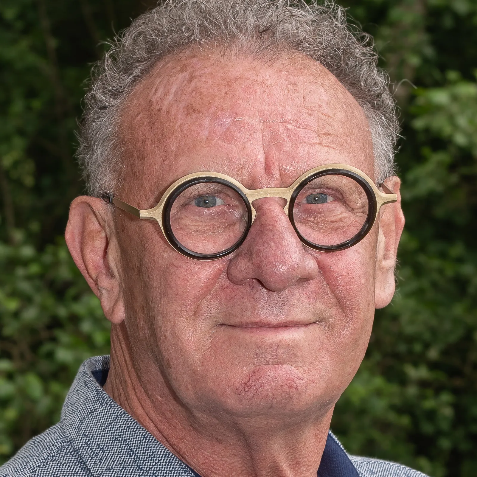 Man met grijs haar en bril.