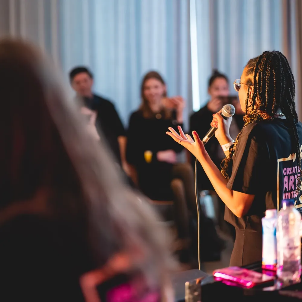 Meisje spreekt in microfoon voor publiek