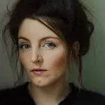 Vrouw met opgestoken haar