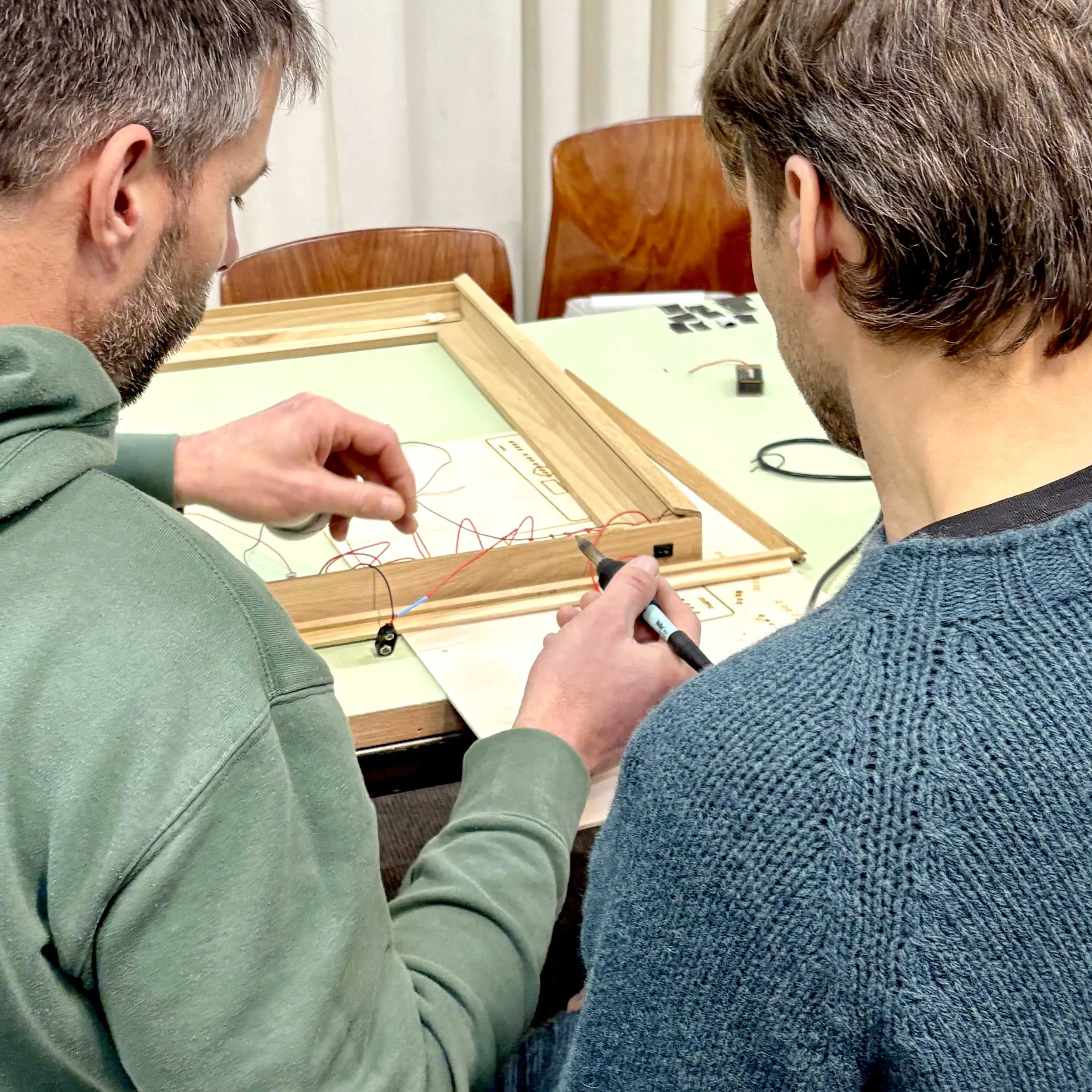 twee mannen technisch bezig