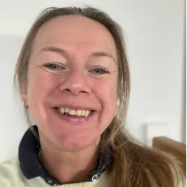 Vrouw met staart en gele trui. 