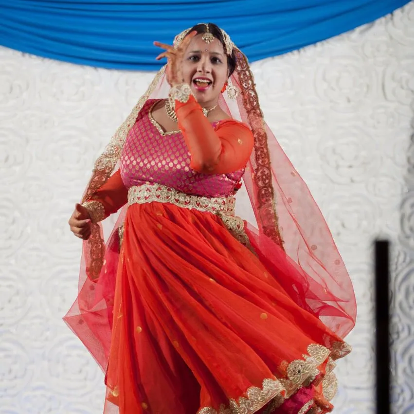 dansende indiase vrouw in rode jurk