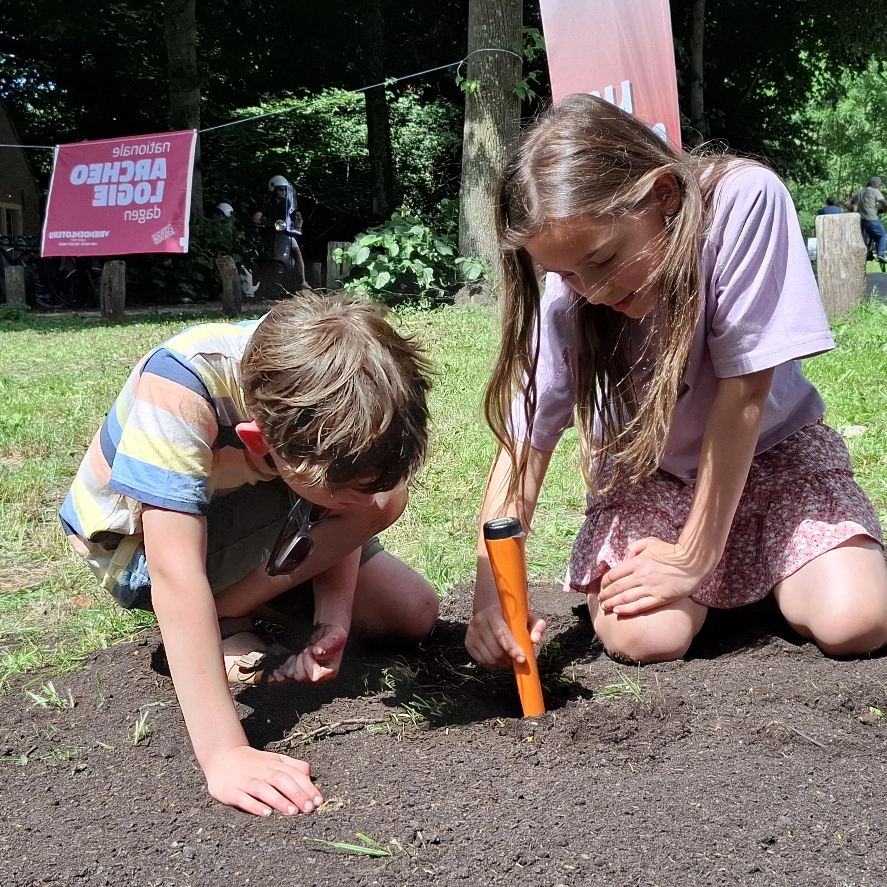 Jongen en meisje in de weer met pinpointer