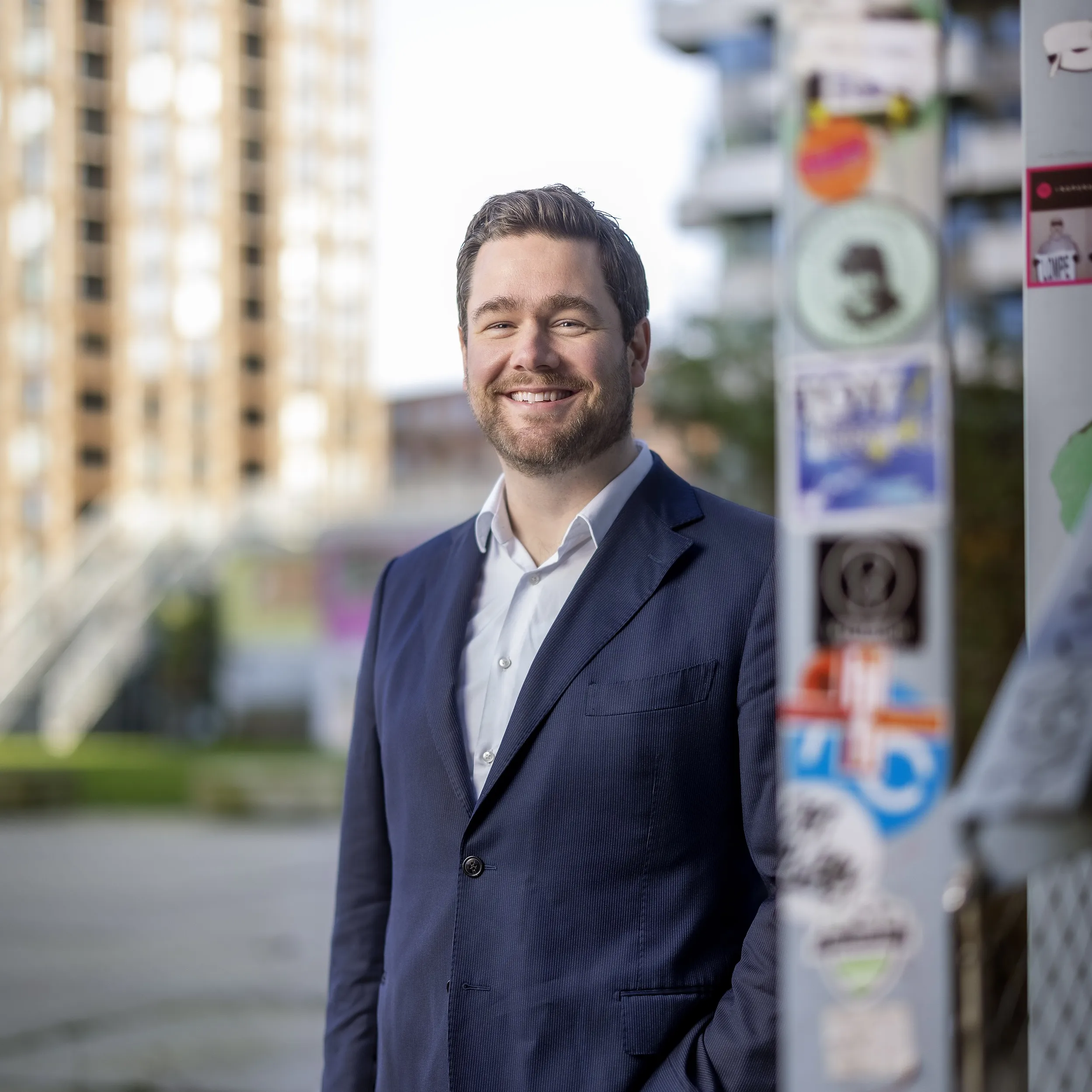 Martijn de Kort poseert op straat