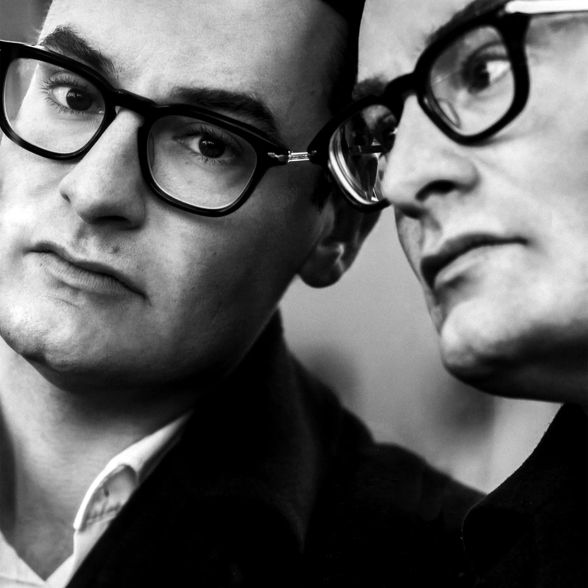 Zwart-wit foto van Splinter Chabot die in een spiegel kijkt