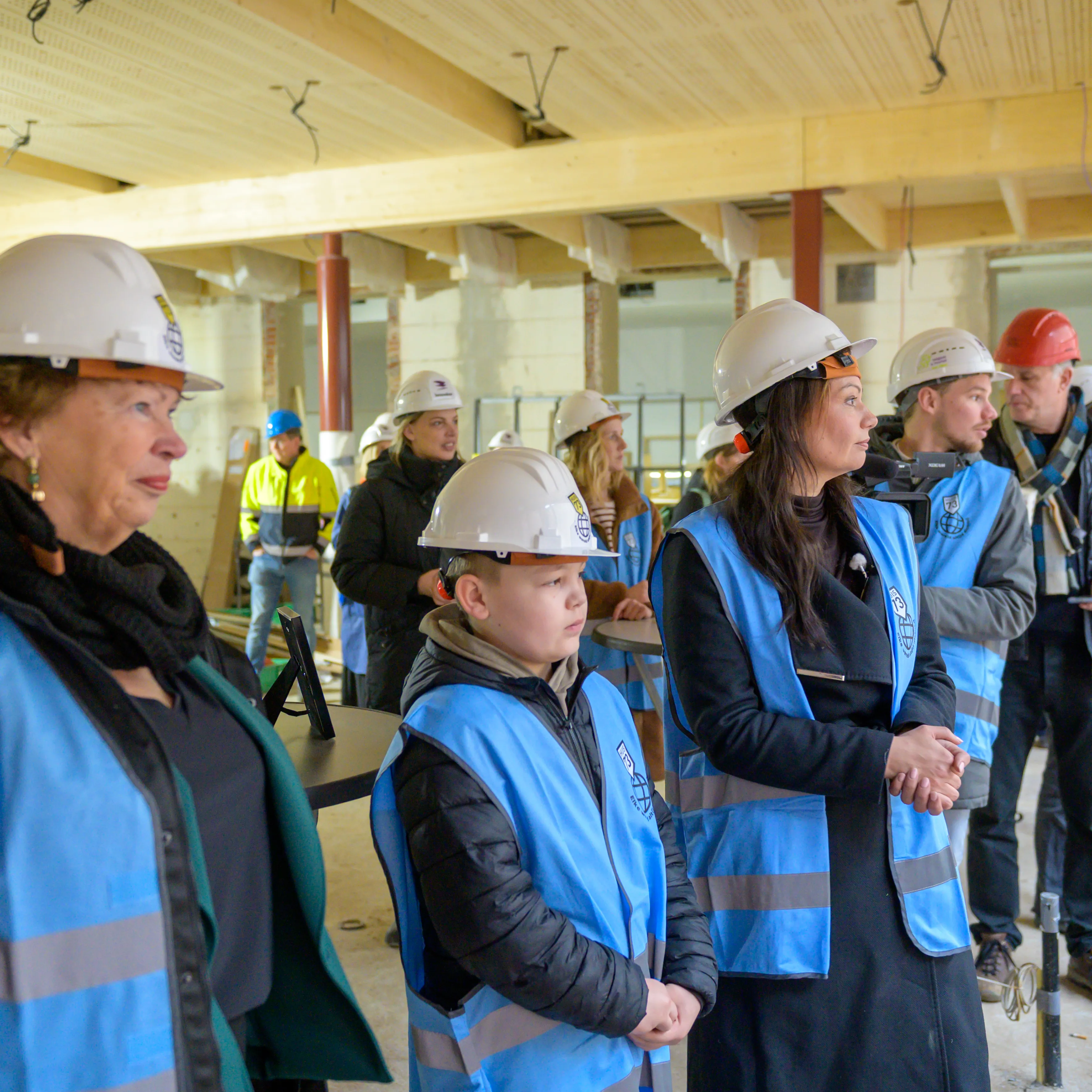 mensen met bouwhelm en hesje