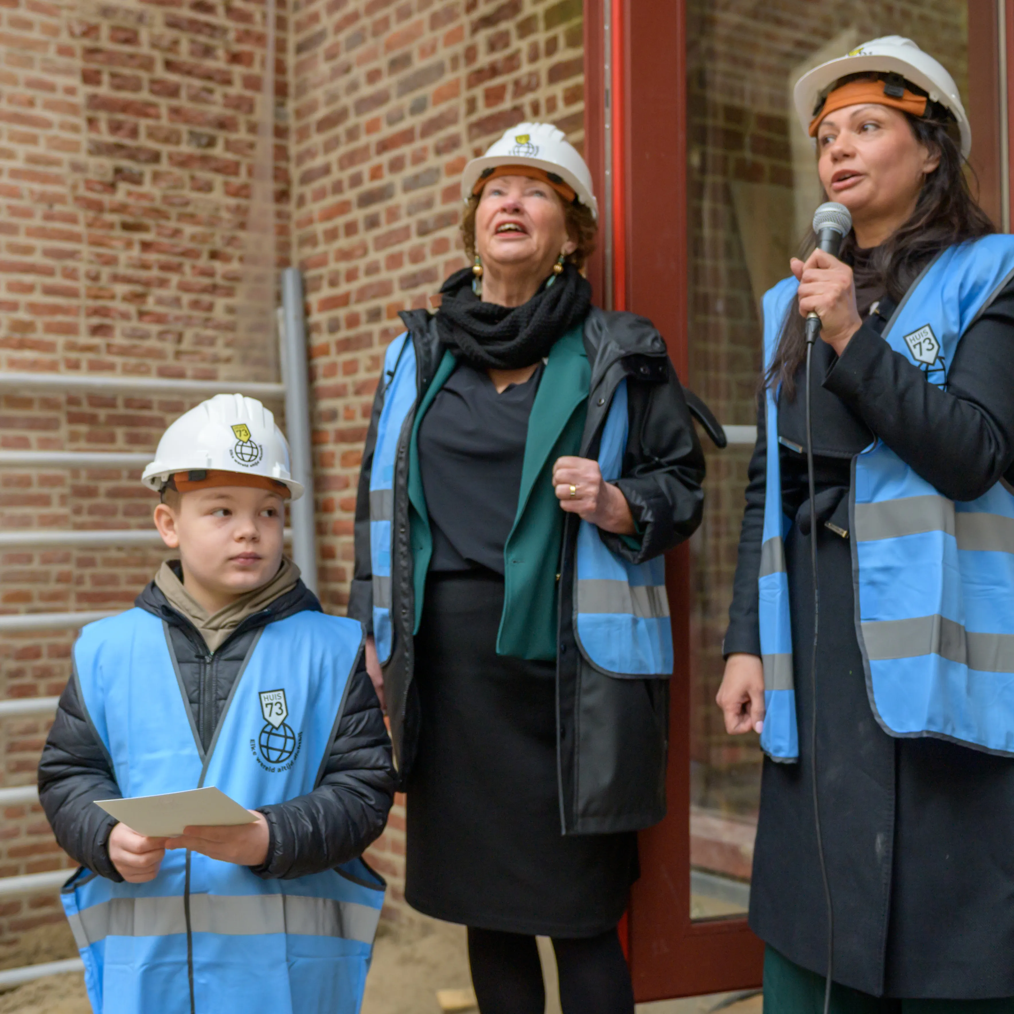wethouder, directeur en kinderstadsdichter op bouwplaats