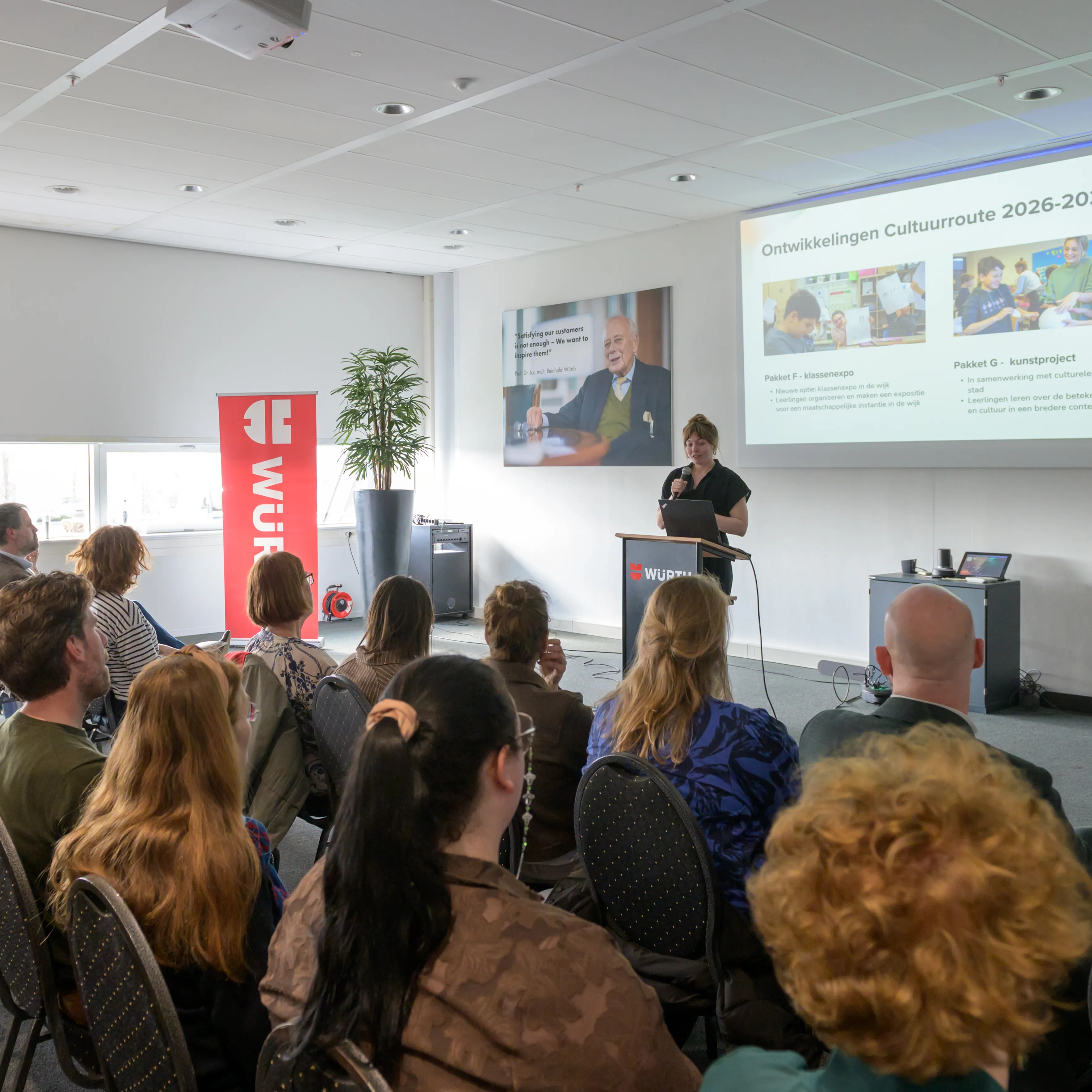 Leerkrachten tijdens cultuurmarkt (foto Ben Nienhuis)