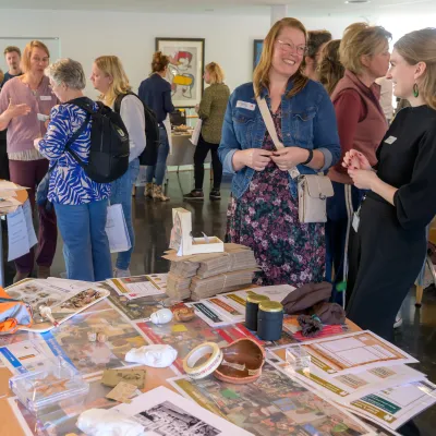 Leerkrachten tijdens cultuurmarkt (foto Ben Nienhuis)