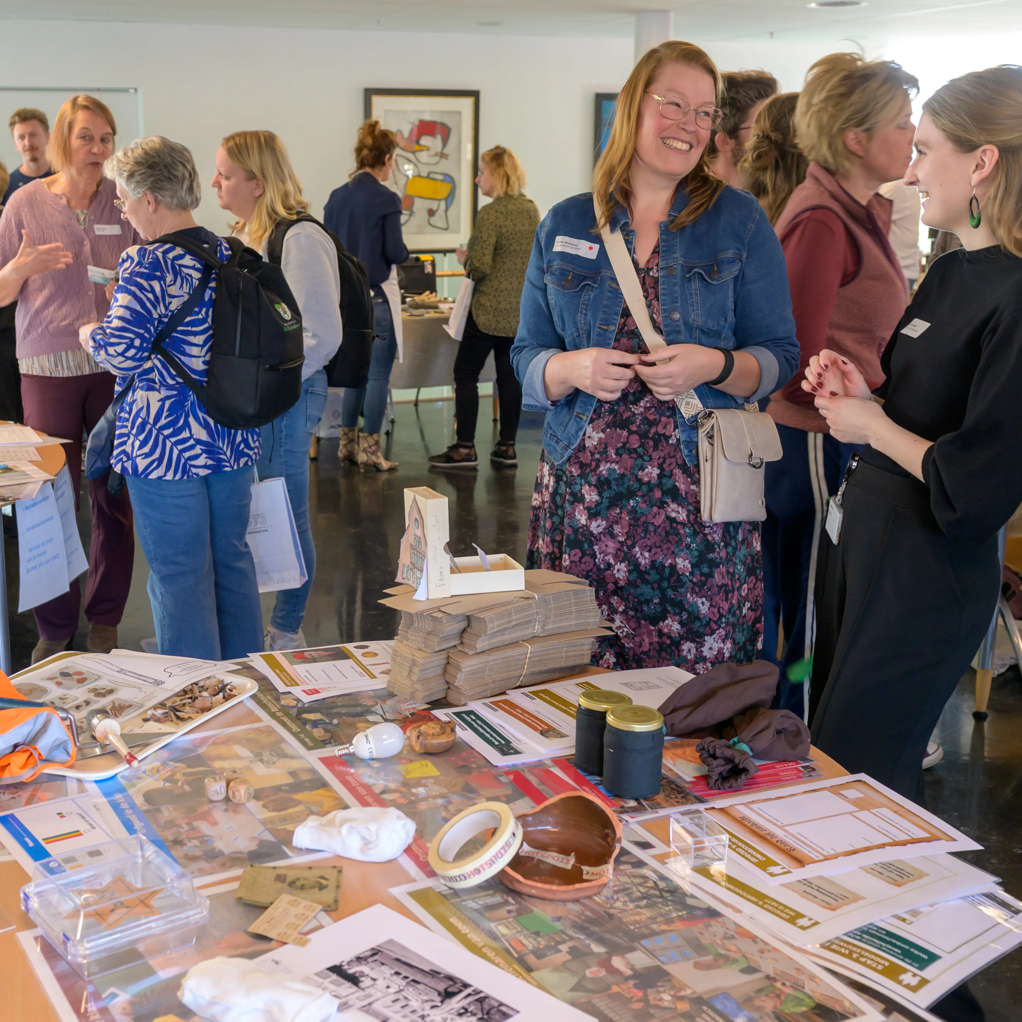 Leerkrachten tijdens cultuurmarkt (foto Ben Nienhuis)