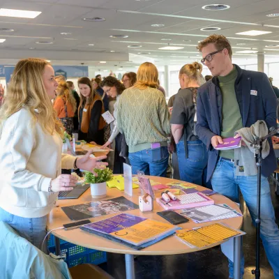 Leerkrachten tijdens cultuurmarkt (foto Ben Nienhuis)