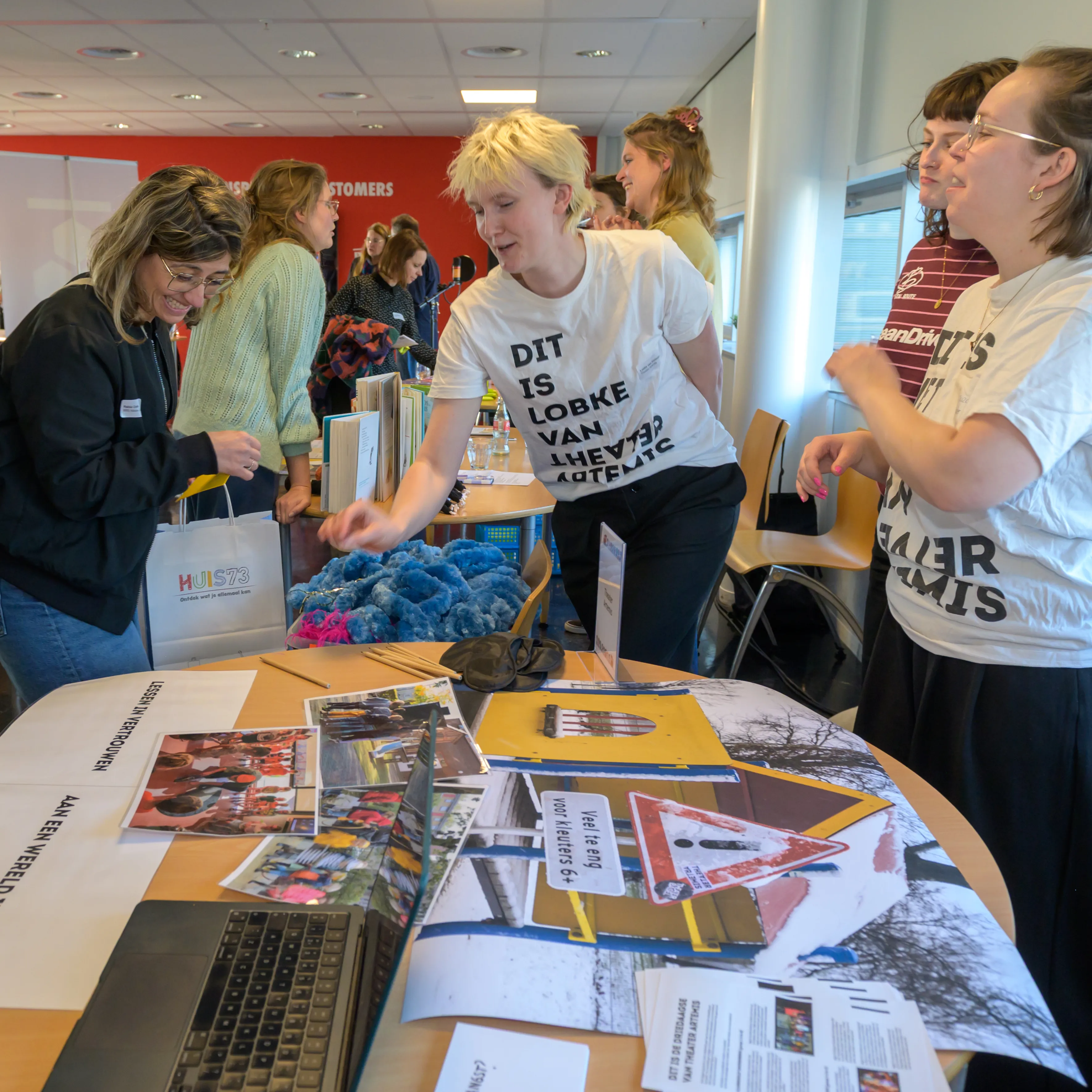 Leerkrachten tijdens cultuurmarkt (foto Ben Nienhuis)