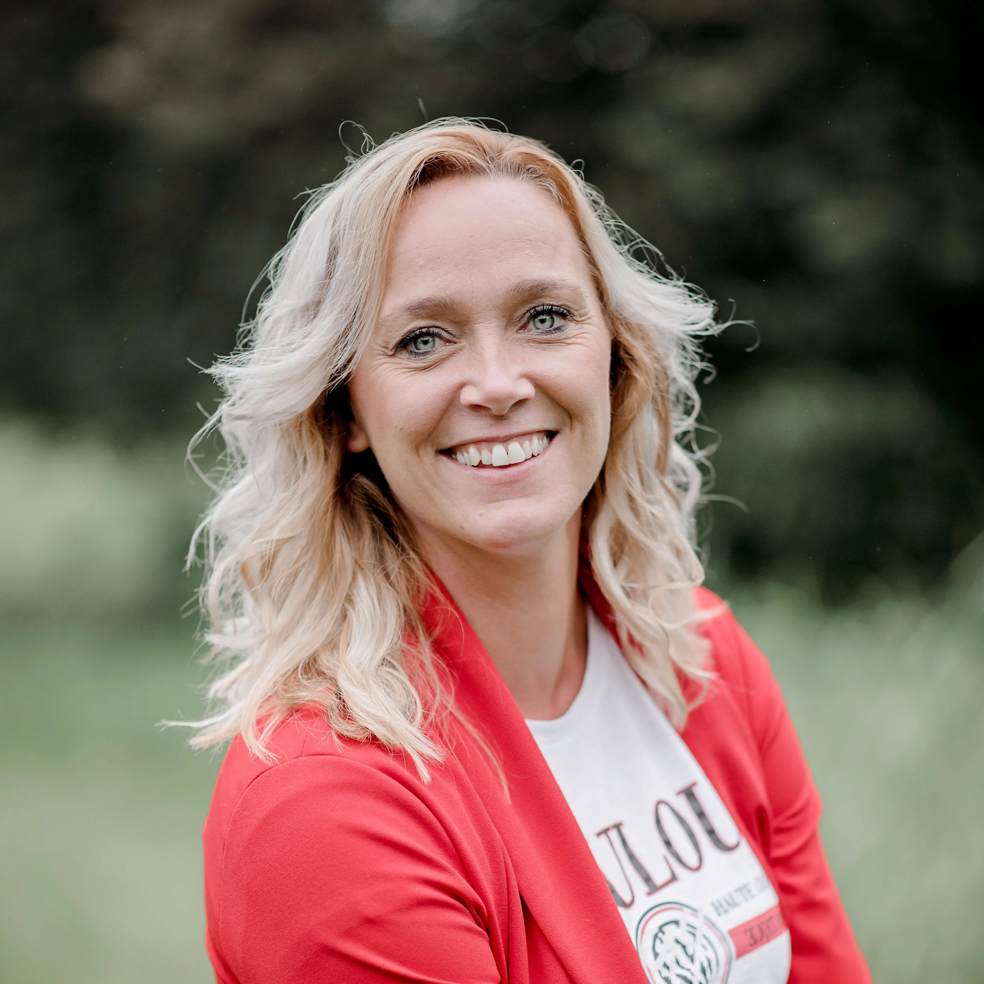 vrouw met rode blazer