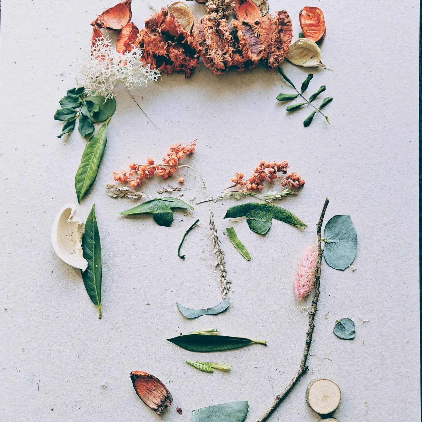 Afbeelding van creatief gezicht gemaakt met blaadjes, takjes en bloemen