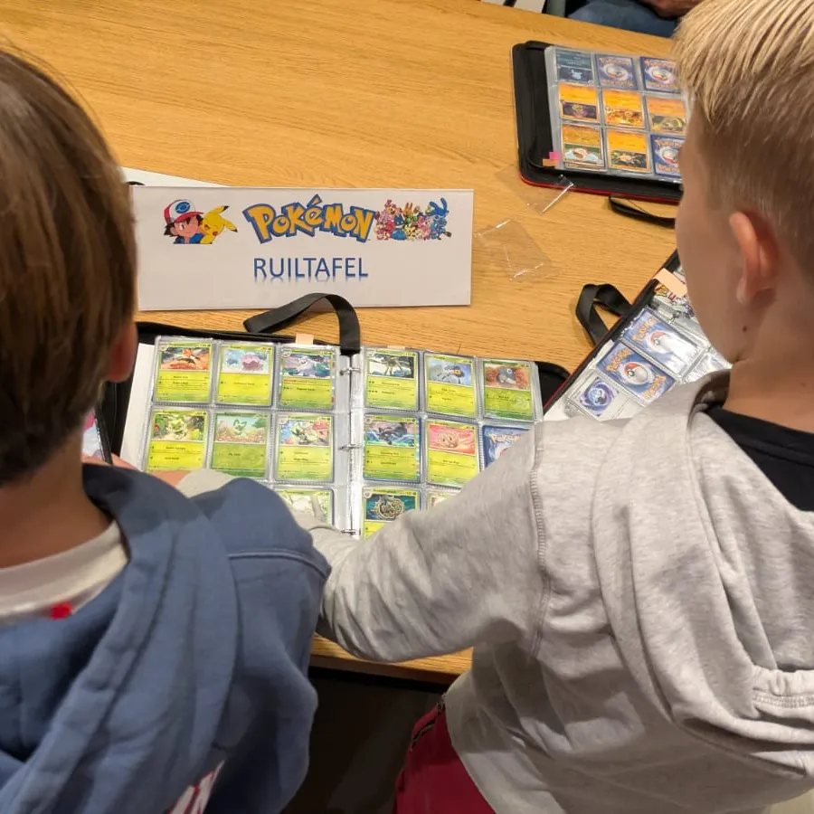 jongens ruilen pokemonkaarten