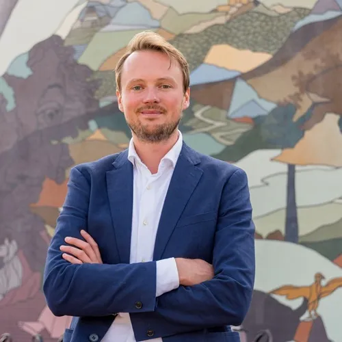 portretfoto blonde man in blauw pak voor schilderij