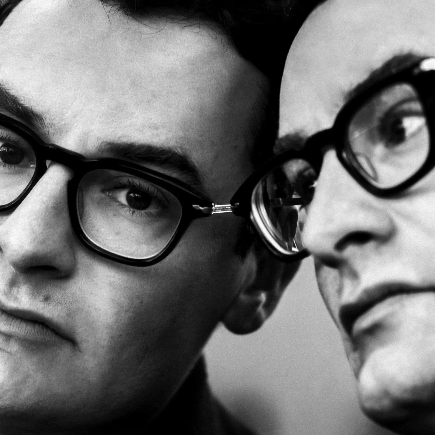 portret man met zwarte bril