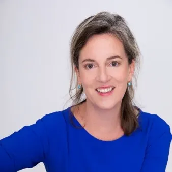 Vrouw met lang jaar en blauwe kleding