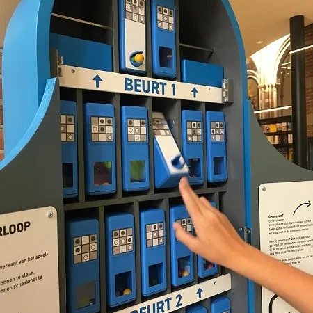 Iemand maakt gebruik van de Verliesmachine