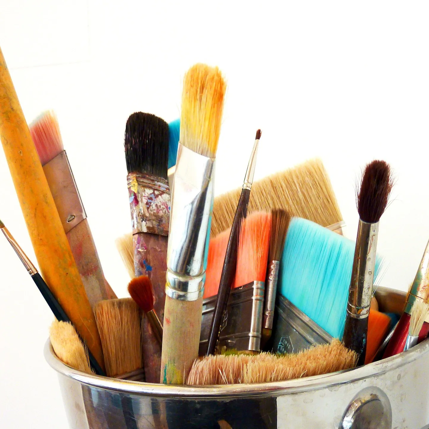 bak met diverse kwasten