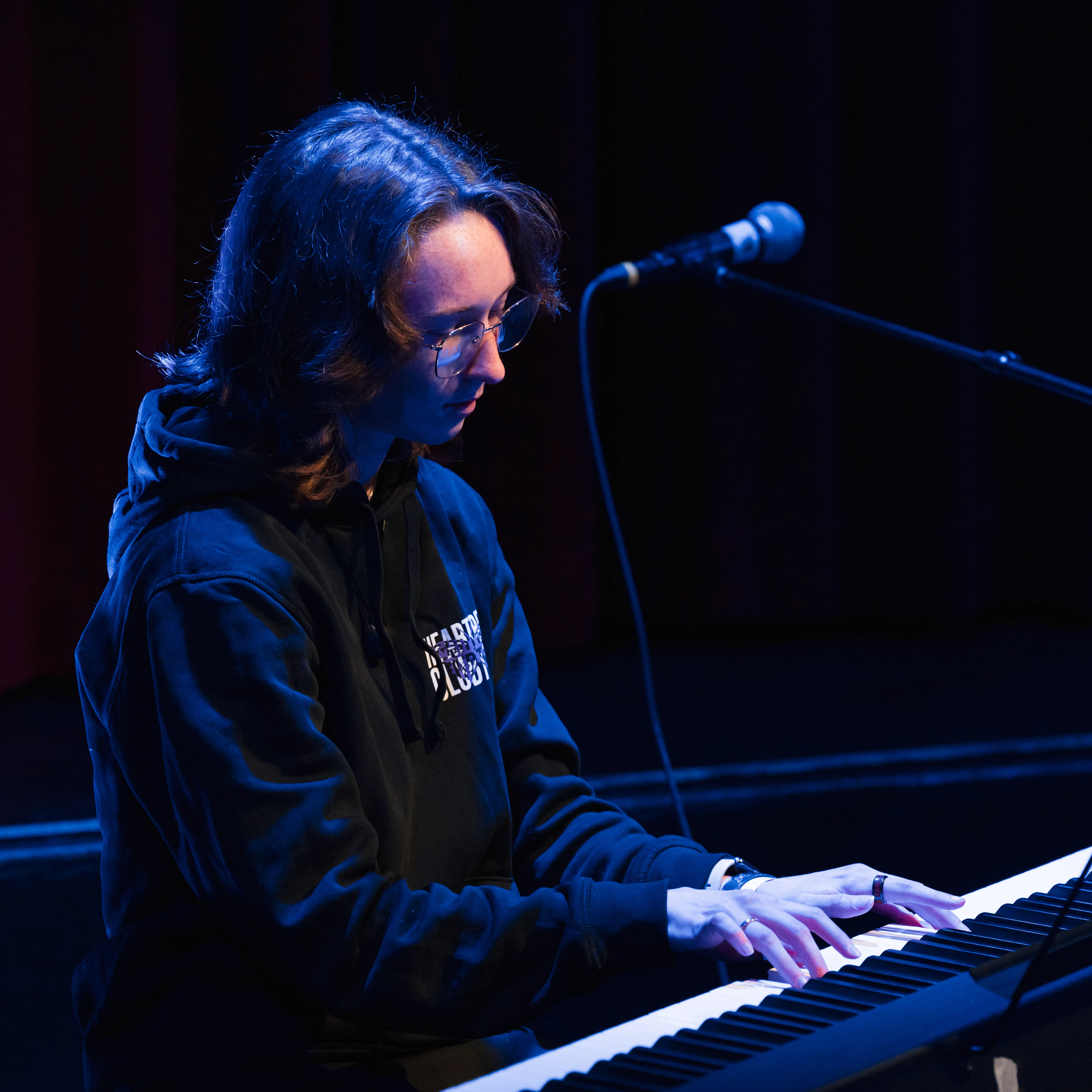 jonge vrouw op piano 