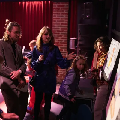 jonge vrouw die haar kunst uitlegt aan een publiek