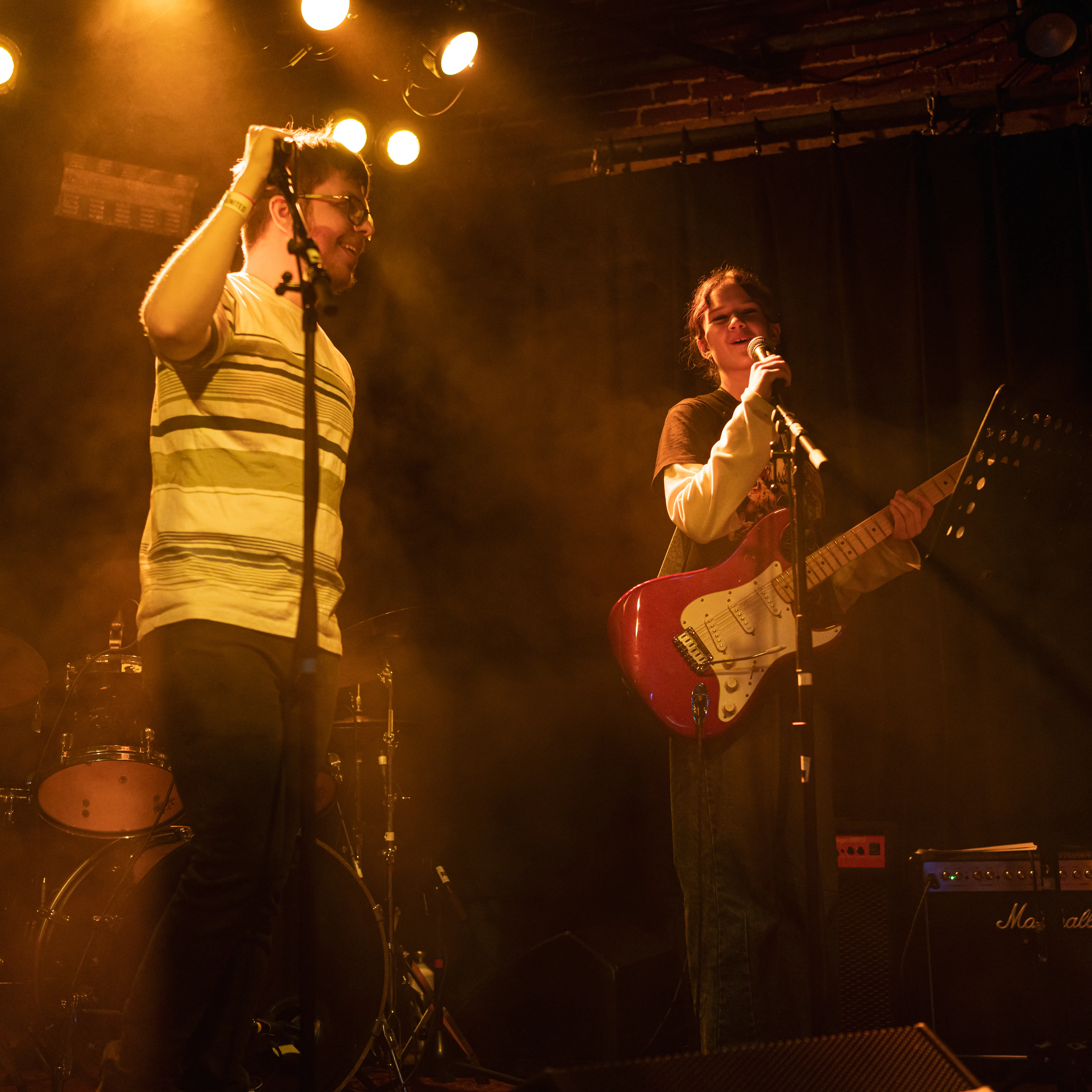 Twee jonge mensen met microfoon en gitaar 