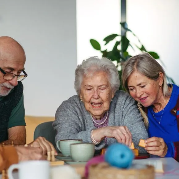 groep ouderen aan koffietafel