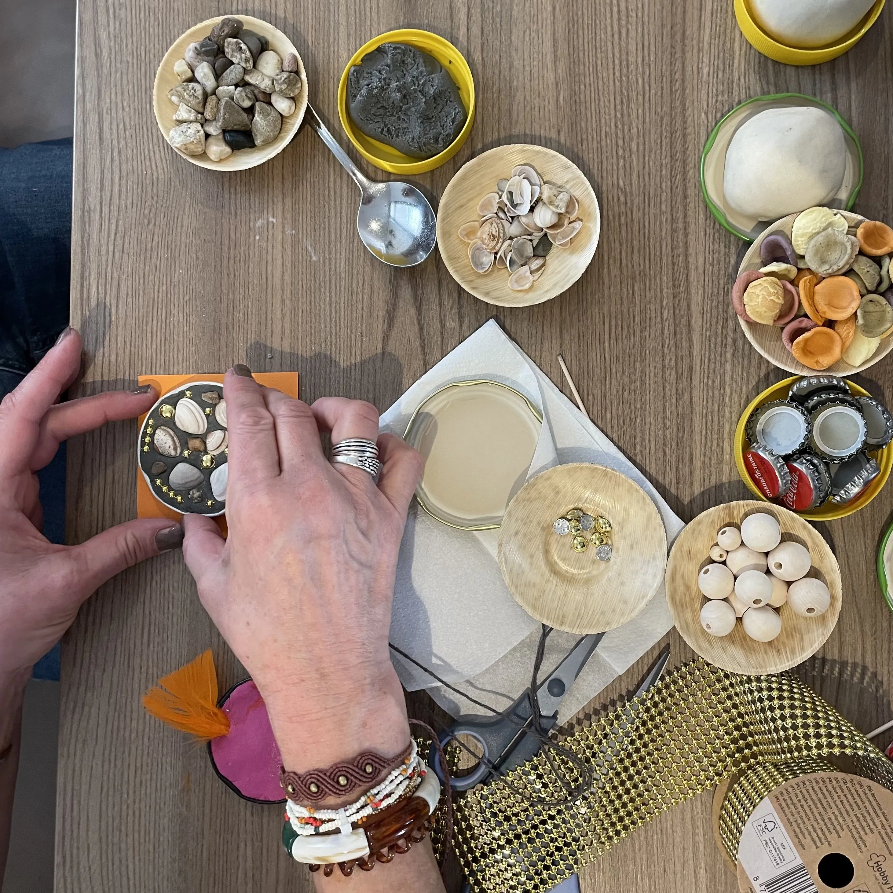 twee handen en creatieve materialen