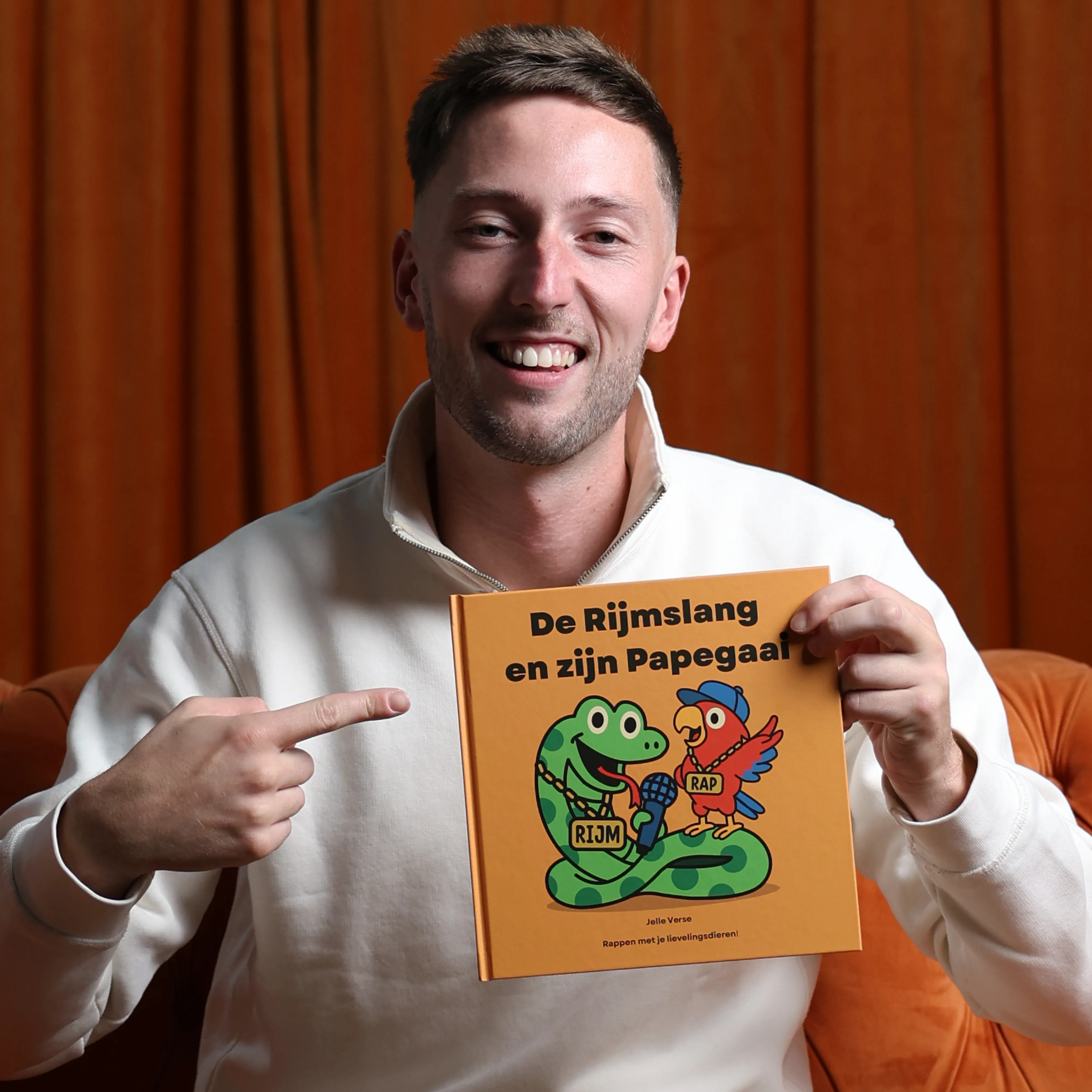 Jelle verse met zijn boek De Rijmslang en zijn papegaai